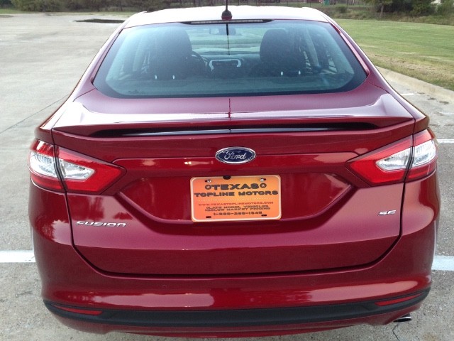 Ford Fusion Vehicle Full-screen Gallery Image 3