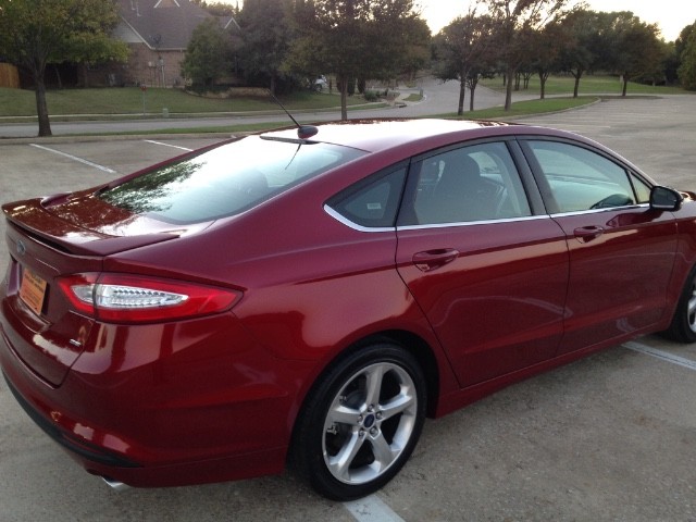Ford Fusion Vehicle Full-screen Gallery Image 4
