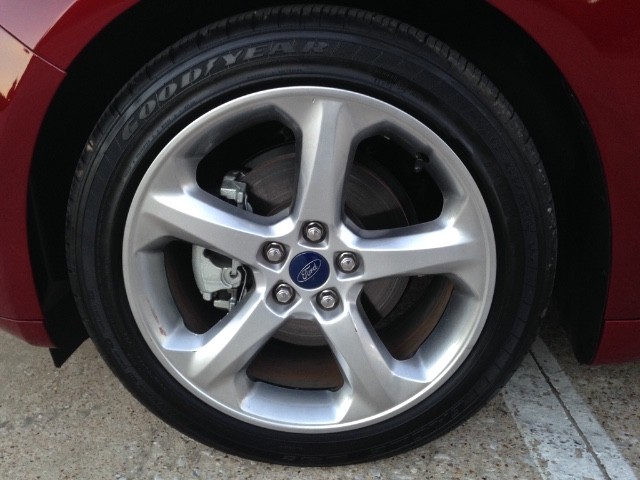 Ford Fusion Vehicle Full-screen Gallery Image 7