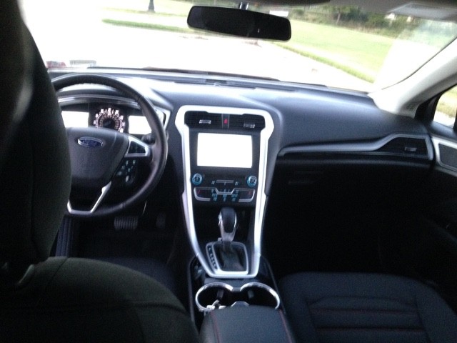 Ford Fusion Vehicle Full-screen Gallery Image 9