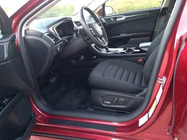 Ford Fusion Vehicle Full-screen Gallery Image 10