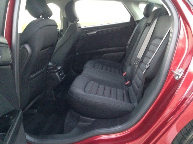 Ford Fusion Vehicle Full-screen Gallery Image 12