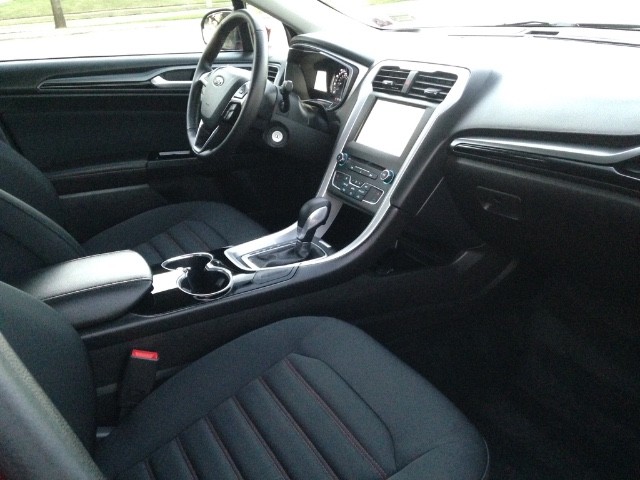 Ford Fusion Vehicle Full-screen Gallery Image 13