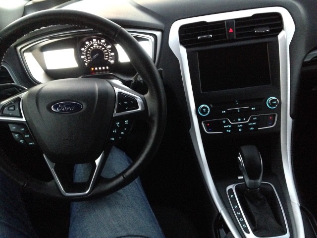 Ford Fusion Vehicle Full-screen Gallery Image 20