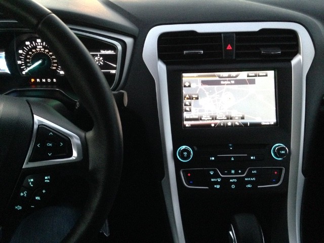 Ford Fusion Vehicle Full-screen Gallery Image 22