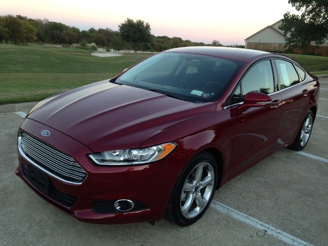 Ford Fusion Vehicle Full-screen Gallery Image 23