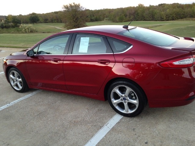 Ford Fusion Vehicle Full-screen Gallery Image 24