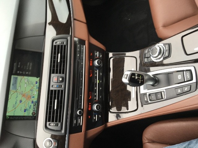 BMW 5 Series Vehicle Full-screen Gallery Image 3