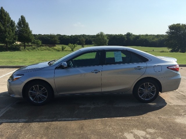 Toyota Camry Vehicle Full-screen Gallery Image 4