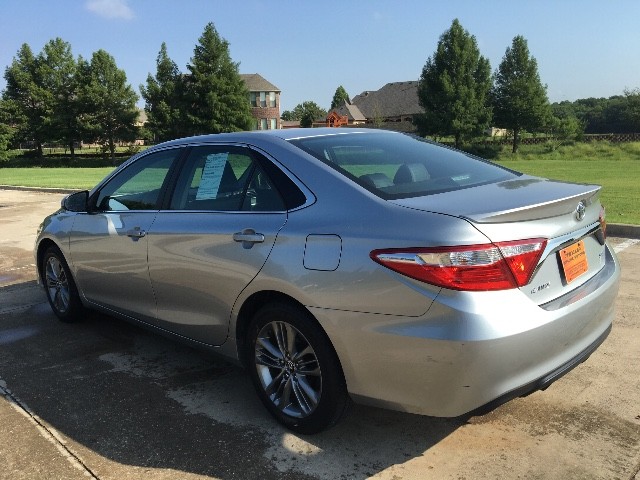 Toyota Camry Vehicle Full-screen Gallery Image 6