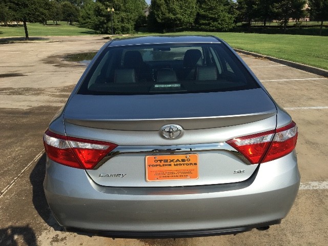 Toyota Camry Vehicle Full-screen Gallery Image 7