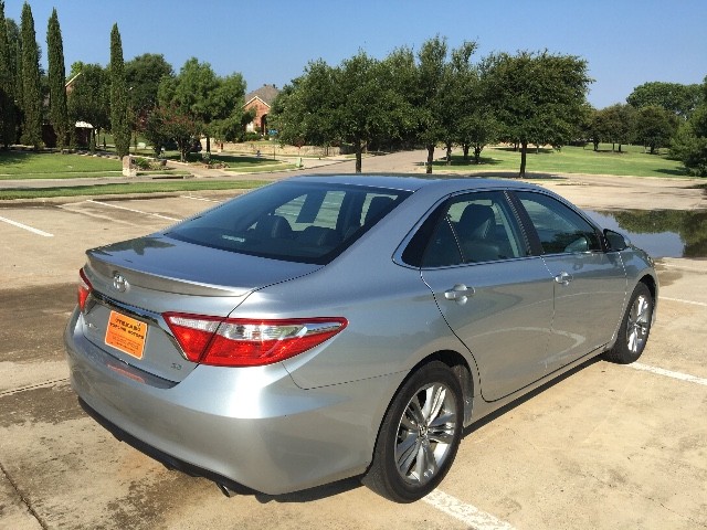 Toyota Camry Vehicle Full-screen Gallery Image 8