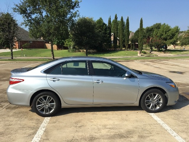 Toyota Camry Vehicle Full-screen Gallery Image 9