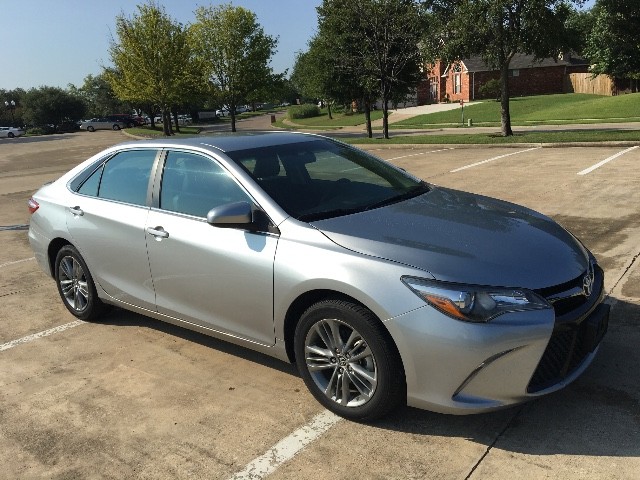 Toyota Camry Vehicle Full-screen Gallery Image 10