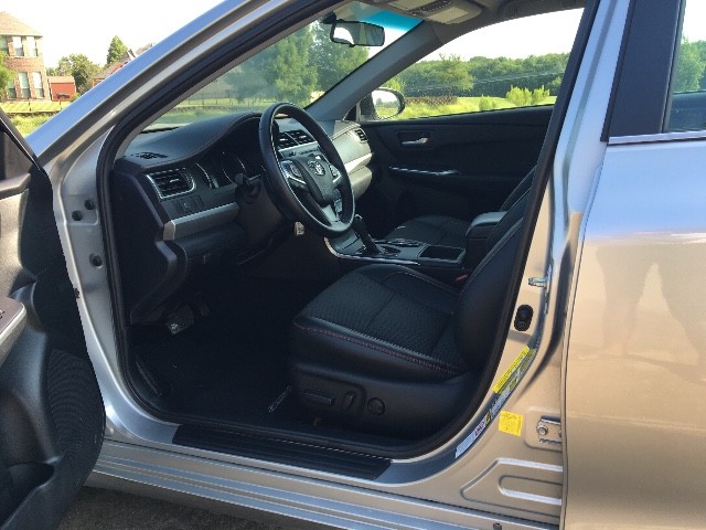 Toyota Camry Vehicle Full-screen Gallery Image 11