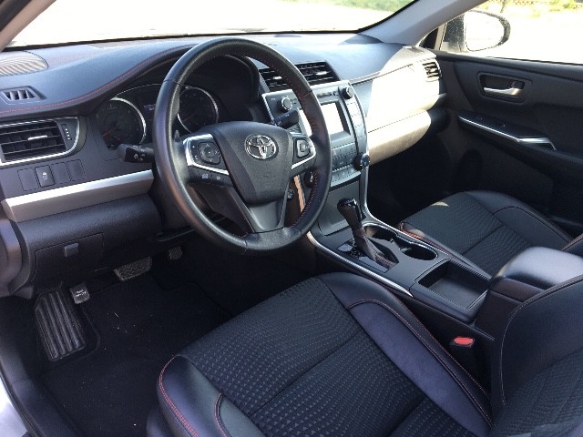 Toyota Camry Vehicle Full-screen Gallery Image 12