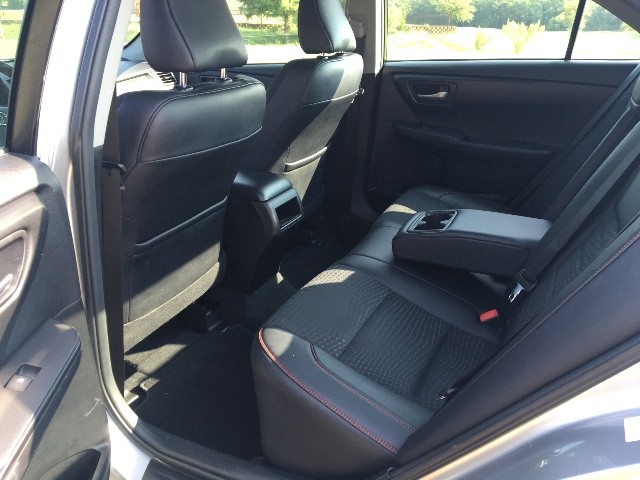 Toyota Camry Vehicle Full-screen Gallery Image 13