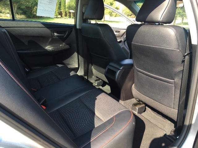 Toyota Camry Vehicle Full-screen Gallery Image 16