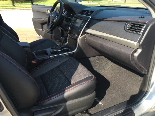 Toyota Camry Vehicle Full-screen Gallery Image 18