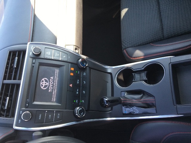 Toyota Camry Vehicle Full-screen Gallery Image 19