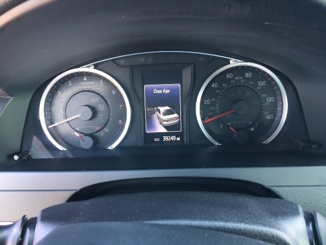 Toyota Camry Vehicle Full-screen Gallery Image 20