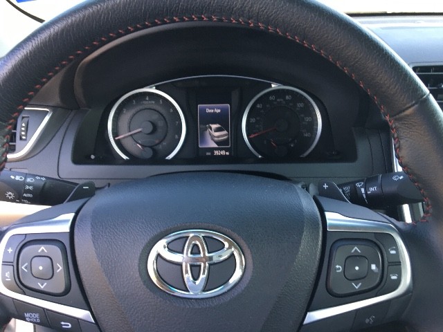 Toyota Camry Vehicle Full-screen Gallery Image 21