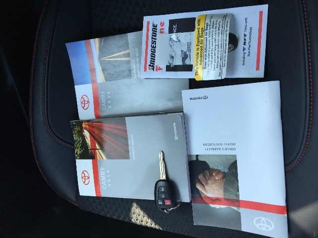 Toyota Camry Vehicle Full-screen Gallery Image 22