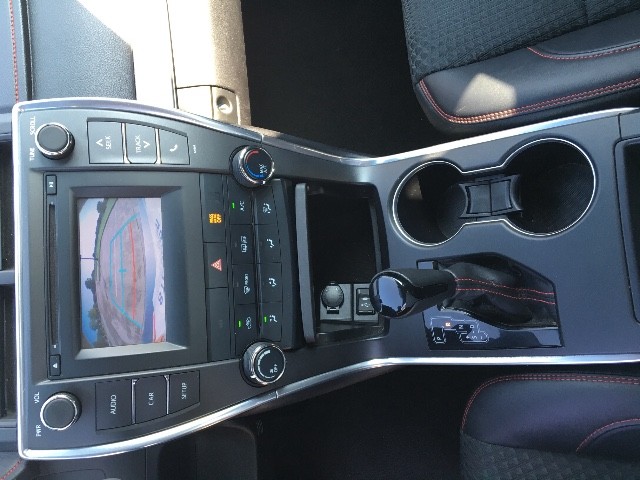 Toyota Camry Vehicle Full-screen Gallery Image 23