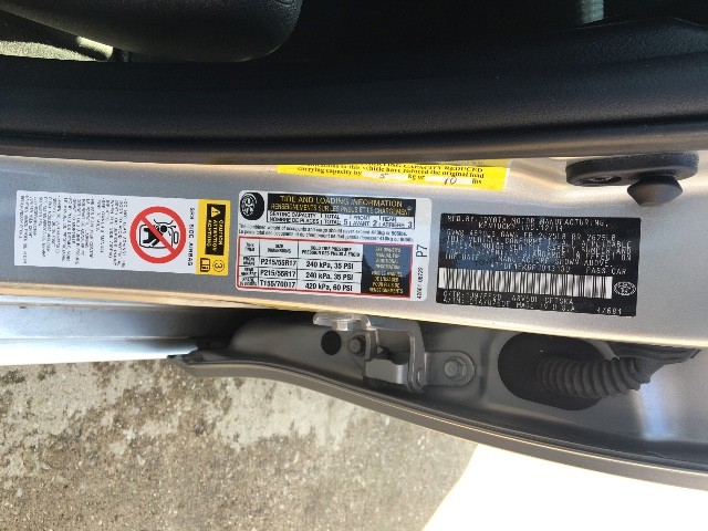 Toyota Camry Vehicle Full-screen Gallery Image 24