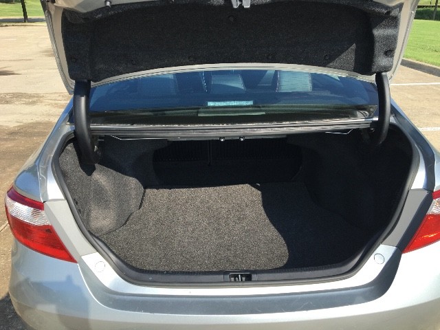 Toyota Camry Vehicle Full-screen Gallery Image 27