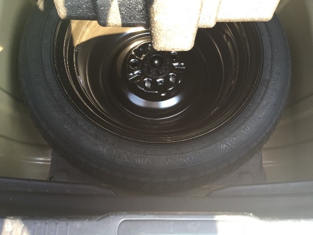 Toyota Camry Vehicle Full-screen Gallery Image 29