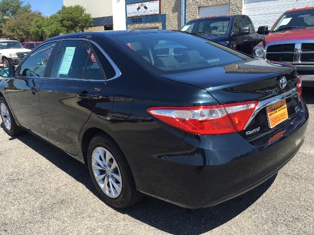 Toyota Camry Vehicle Full-screen Gallery Image 2