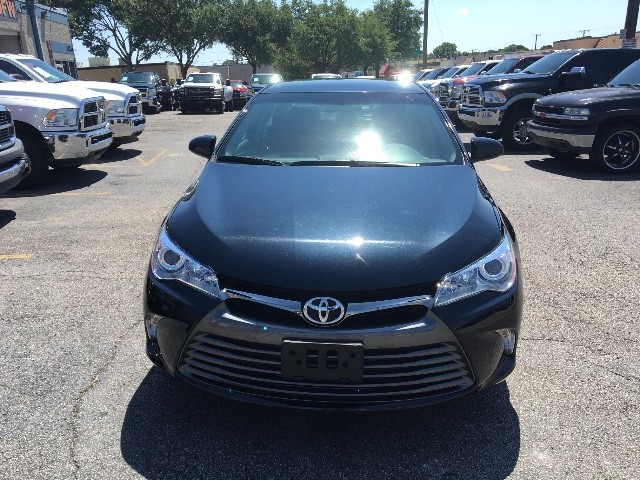 Toyota Camry Vehicle Full-screen Gallery Image 3