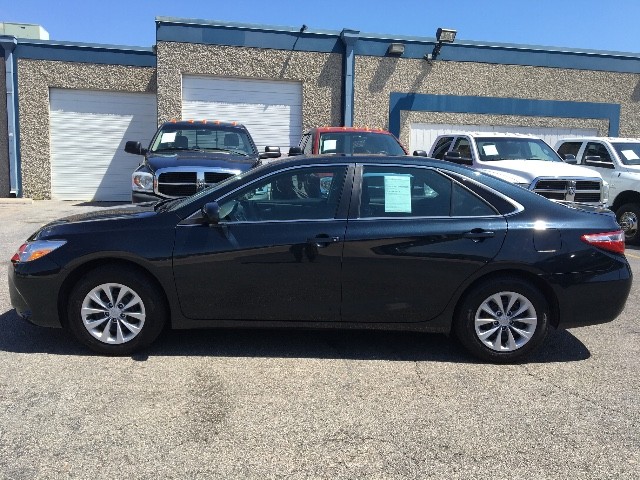 Toyota Camry Vehicle Full-screen Gallery Image 4