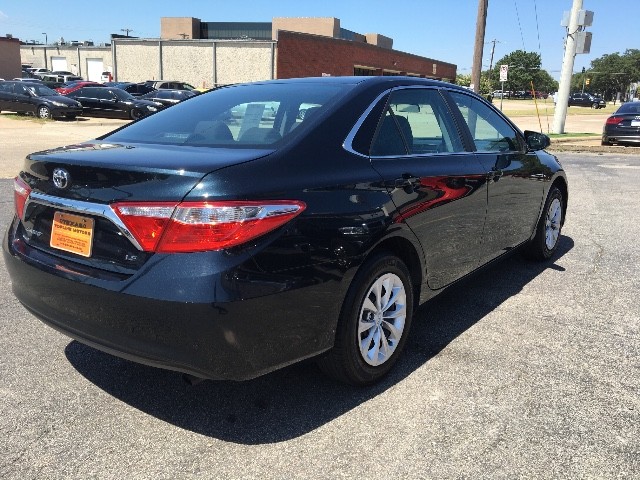 Toyota Camry Vehicle Full-screen Gallery Image 7