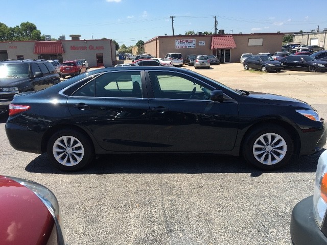 Toyota Camry Vehicle Full-screen Gallery Image 8