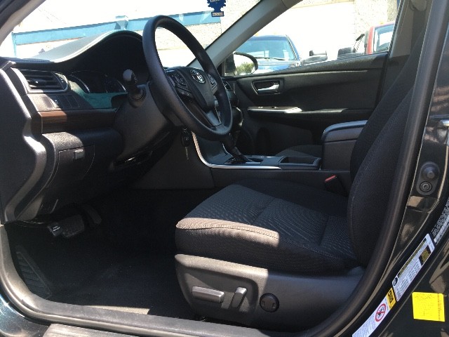 Toyota Camry Vehicle Full-screen Gallery Image 10