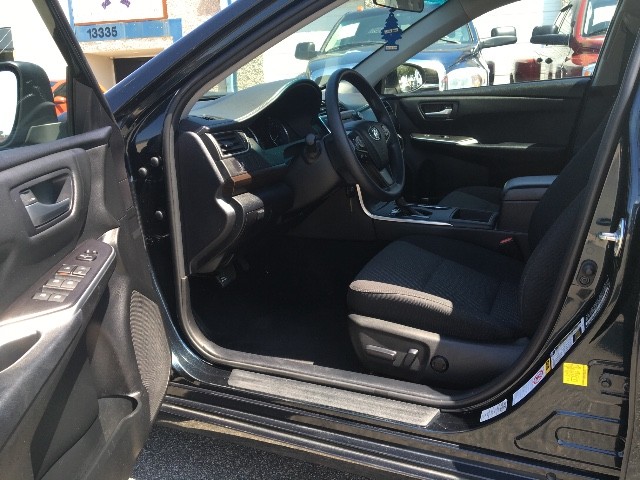 Toyota Camry Vehicle Full-screen Gallery Image 11