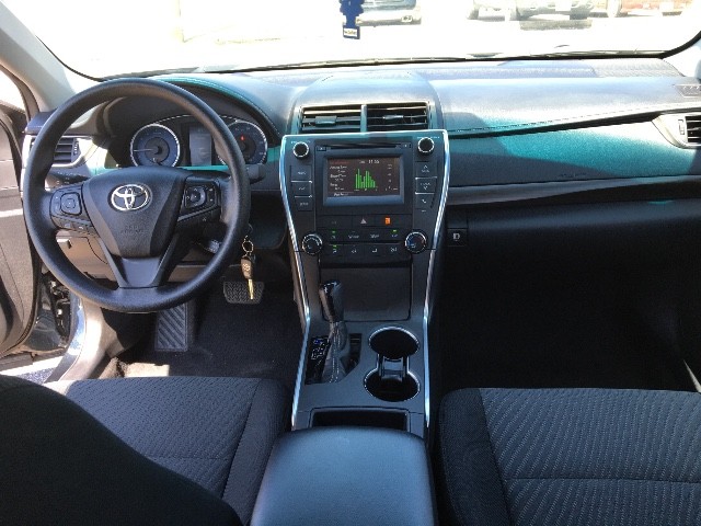 Toyota Camry Vehicle Full-screen Gallery Image 16