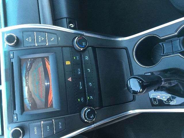 Toyota Camry Vehicle Full-screen Gallery Image 18