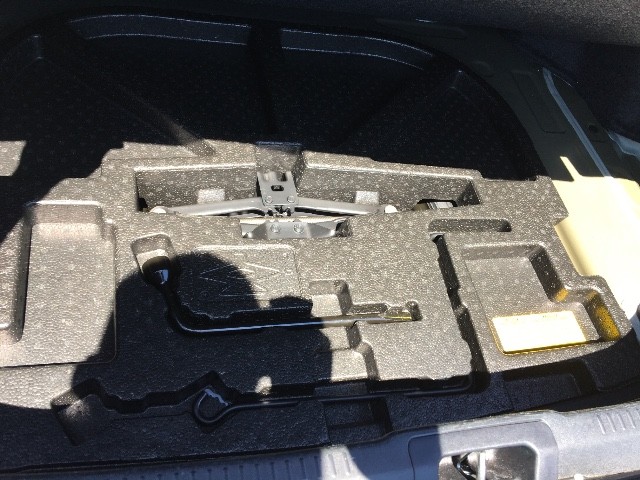 Toyota Camry Vehicle Full-screen Gallery Image 21