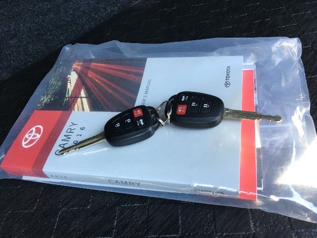 Toyota Camry Vehicle Full-screen Gallery Image 23