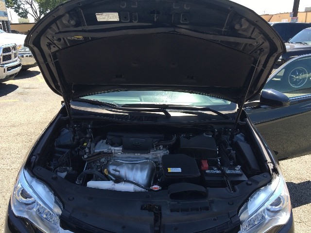 Toyota Camry Vehicle Full-screen Gallery Image 24