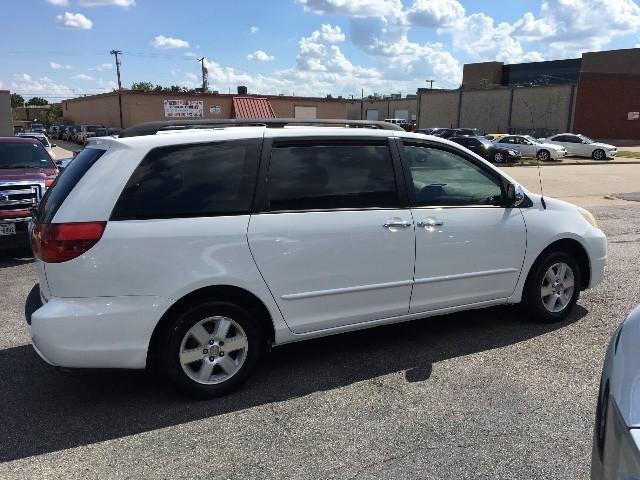 Toyota Sienna Vehicle Full-screen Gallery Image 02