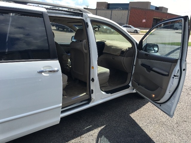 Toyota Sienna Vehicle Full-screen Gallery Image 07