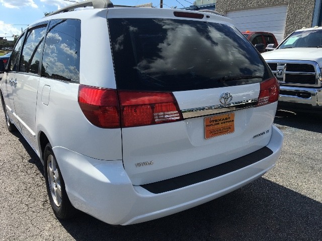 Toyota Sienna Vehicle Full-screen Gallery Image 08