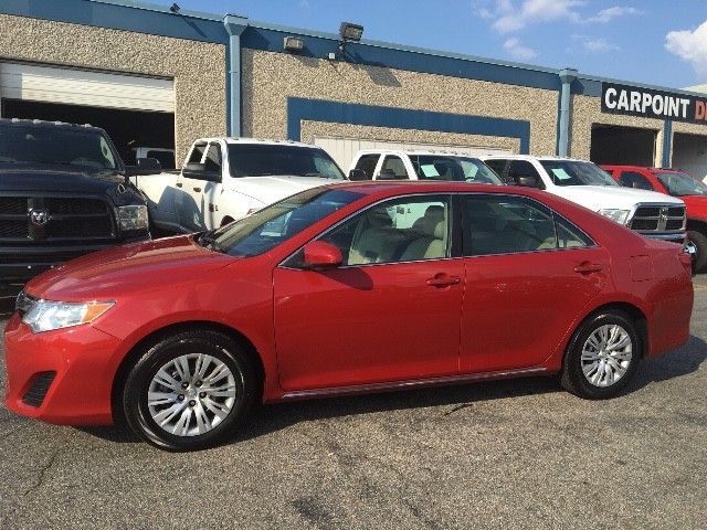 Toyota Camry Vehicle Full-screen Gallery Image 02