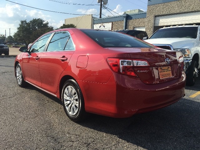 Toyota Camry Vehicle Full-screen Gallery Image 03