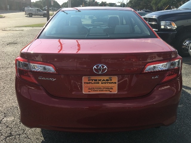 Toyota Camry Vehicle Full-screen Gallery Image 04