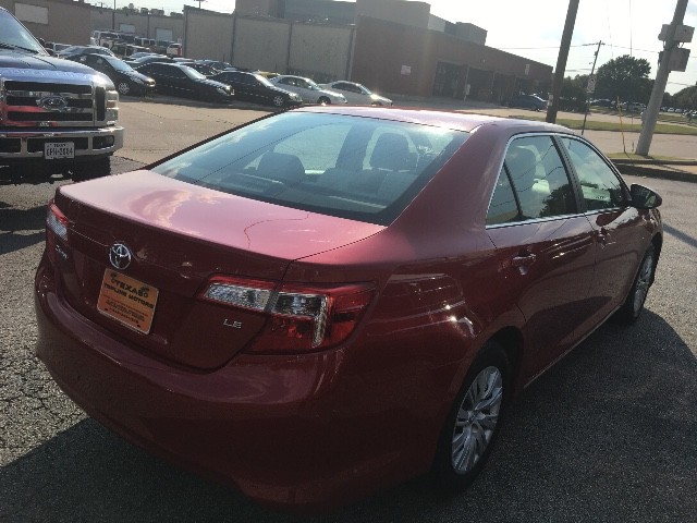 Toyota Camry Vehicle Full-screen Gallery Image 05